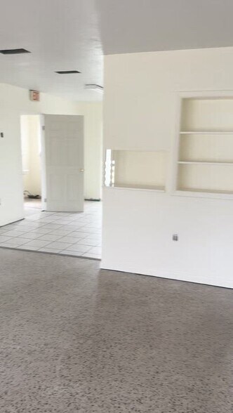 5018 Grand Blvd, New Port Richey, FL à louer - Vidéo sur l’annonce professionnelle – Image 2 sur 6