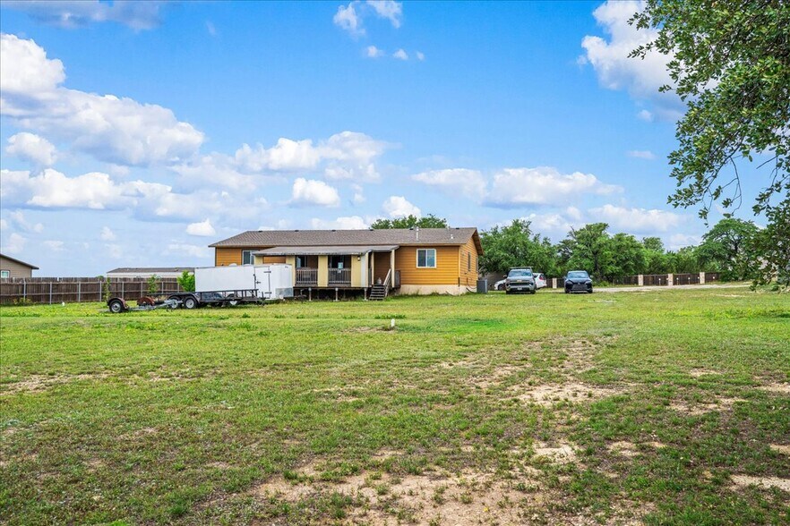 205 Montrose Dr, Liberty Hill, TX à vendre - Photo de l’immeuble – Image 2 sur 13