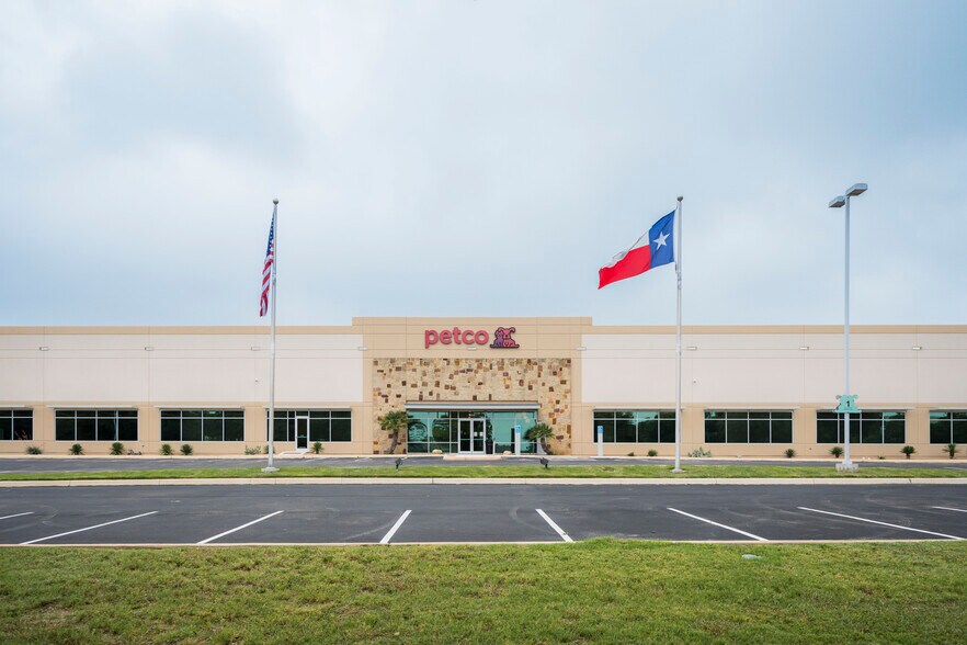 654 Richland Hills Dr, San Antonio, TX à louer - Photo de l’immeuble – Image 2 sur 14