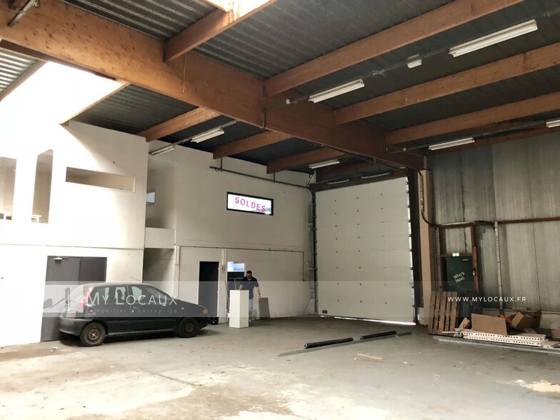 Local d’activités dans Beauchamp à louer - Photo intérieure – Image 2 sur 4