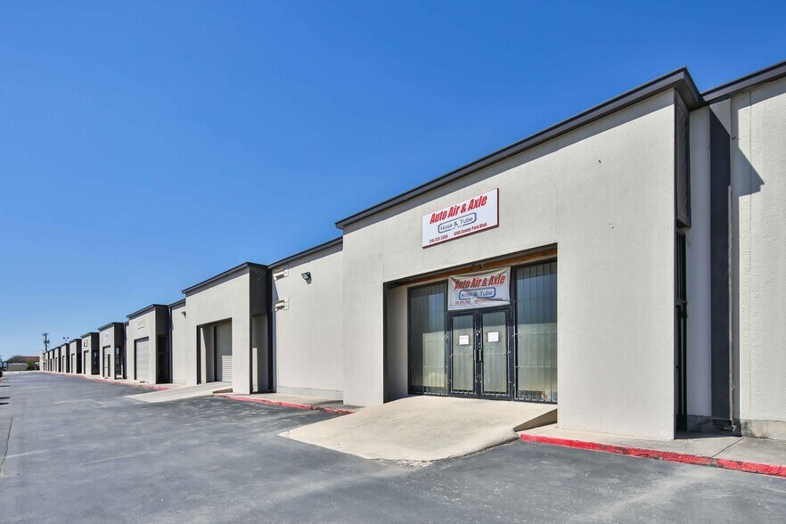 4727-4751 Center Park Blvd, San Antonio, TX à louer - Photo de l’immeuble – Image 1 sur 35