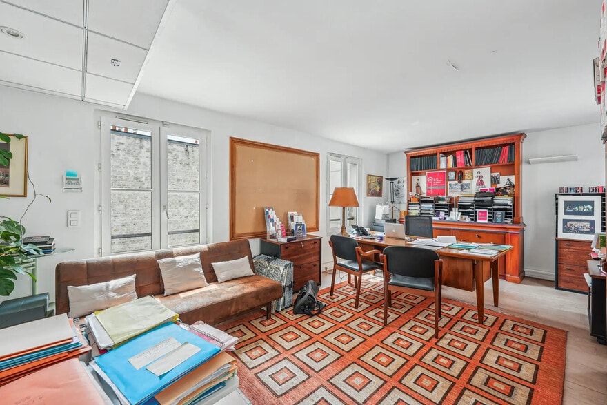 5 Rue La Bruyère, Paris à louer - Photo de l’immeuble – Image 1 sur 16