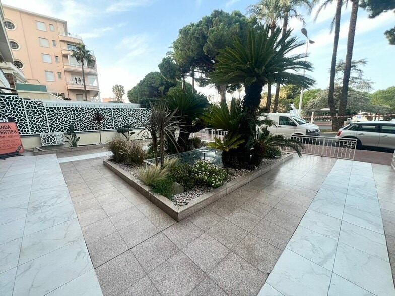 93 Boulevard De La Croisette, Cannes à vendre - Photo de l’immeuble – Image 2 sur 8