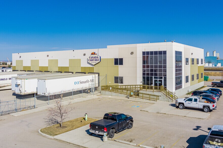 4700 & 4702 102 Av SE, Calgary, AB à louer - Photo de l’immeuble – Image 1 sur 7