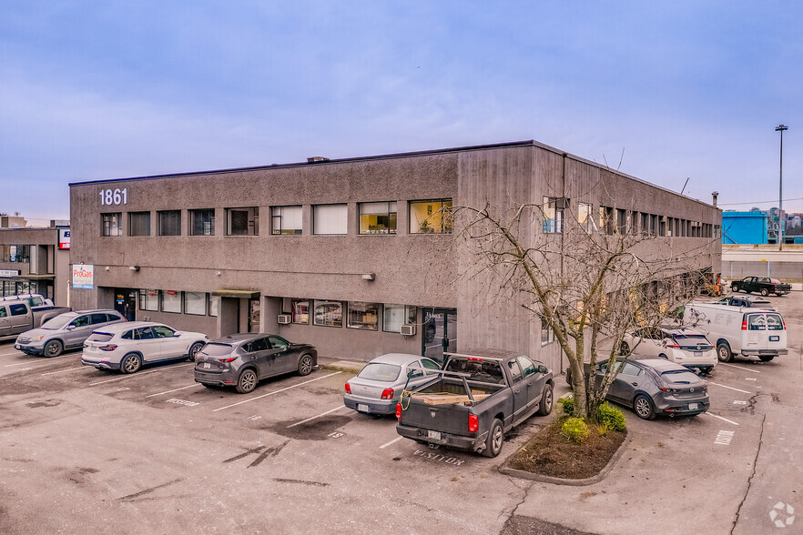 1801-1861 Welch St, North Vancouver District, BC à louer - Photo de l’immeuble – Image 3 sur 4