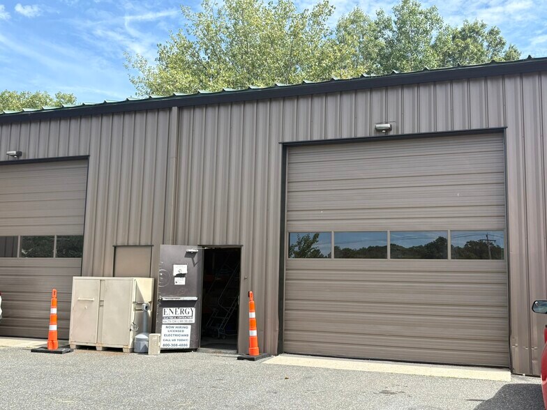 740 Quaker Hwy, Uxbridge, MA à louer - Photo de l’immeuble – Image 2 sur 3
