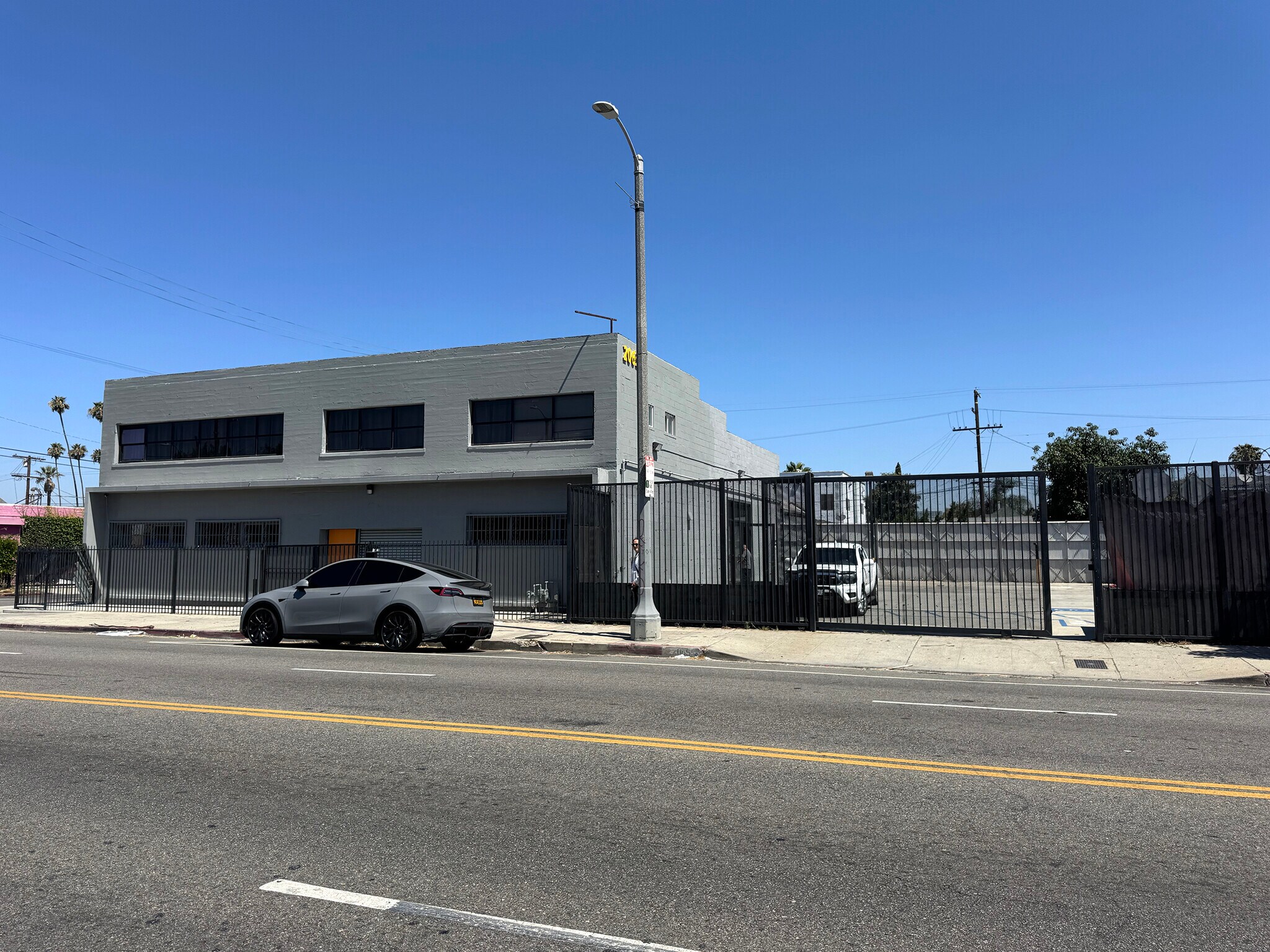 2059-2065 Venice Blvd, Los Angeles, CA à vendre Photo de l’immeuble– Image 1 sur 13