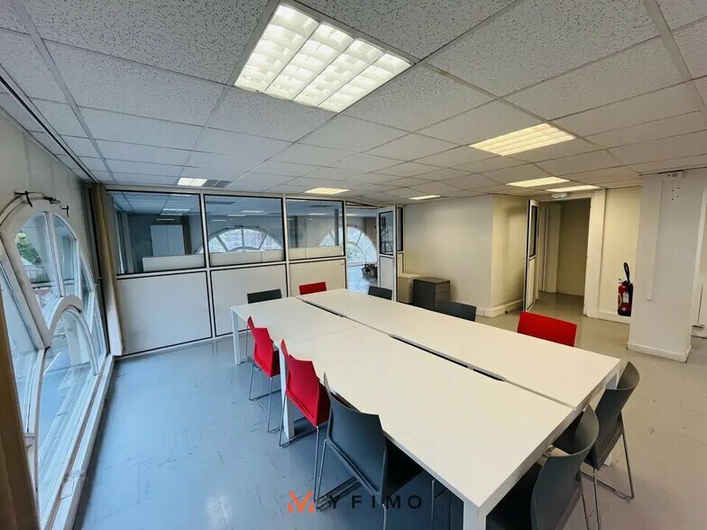 Bureau dans Poissy à louer - Photo de l’immeuble – Image 3 sur 3