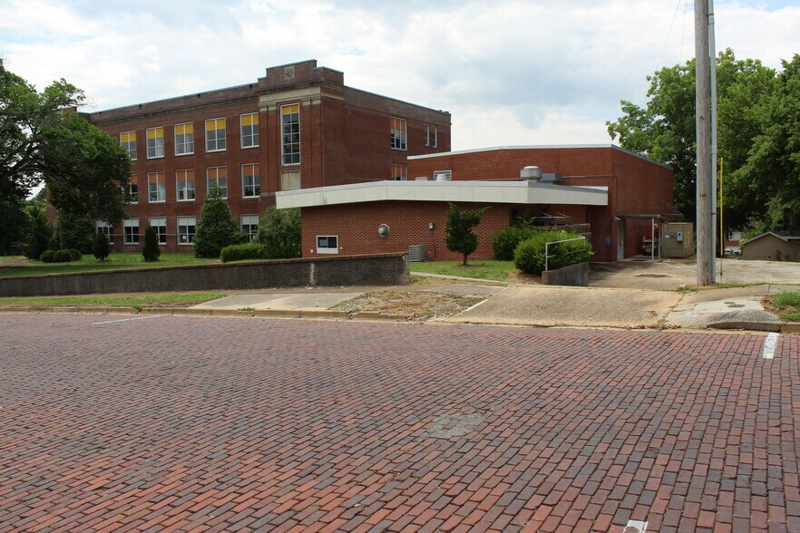 910 Vine St, Poplar Bluff, MO à vendre - Photo de l’immeuble – Image 1 sur 31