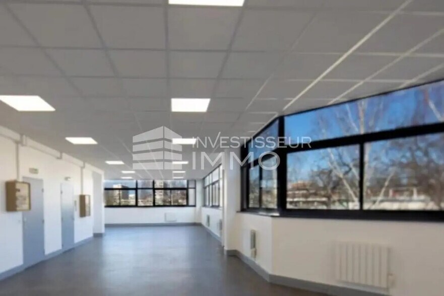 Bureau dans Saint-Denis à louer - Photo de l’immeuble – Image 3 sur 4