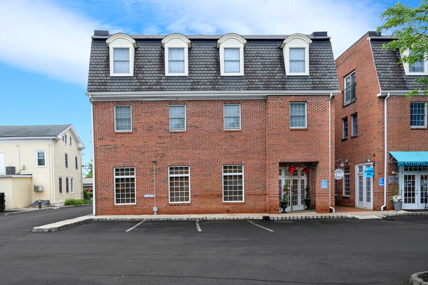12 S Main St, Pennington, NJ à vendre - Photo de l’immeuble – Image 2 sur 10