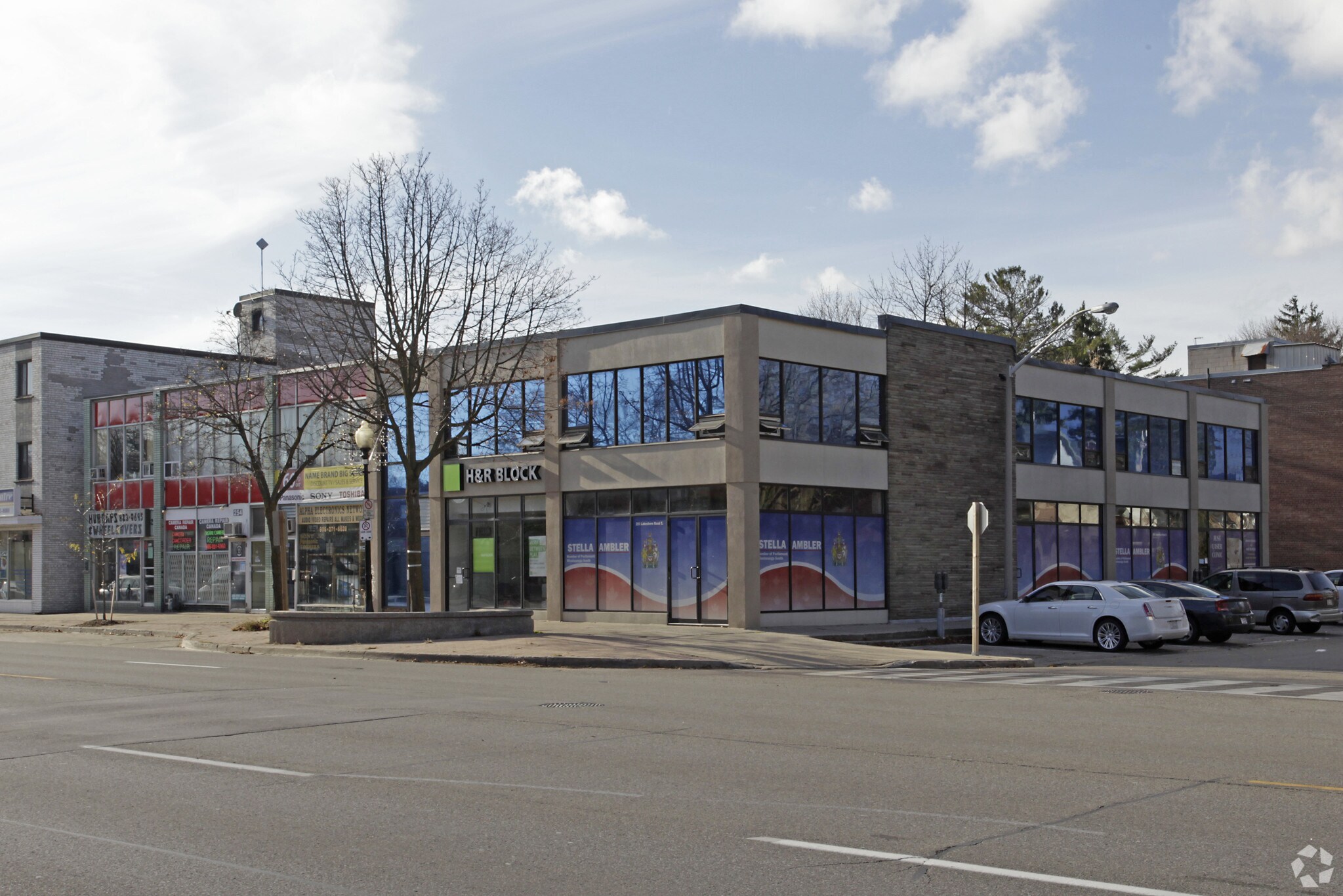 252-260 Lakeshore Rd E, Mississauga, ON à louer Photo principale– Image 1 sur 4