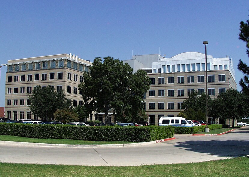 700 Highlander Blvd, Arlington, TX à louer - Photo de l’immeuble – Image 2 sur 6
