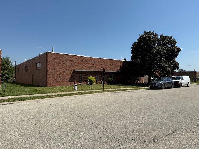 1430 Louis Ave, Elk Grove Village, IL à louer - Photo de l’immeuble – Image 3 sur 6