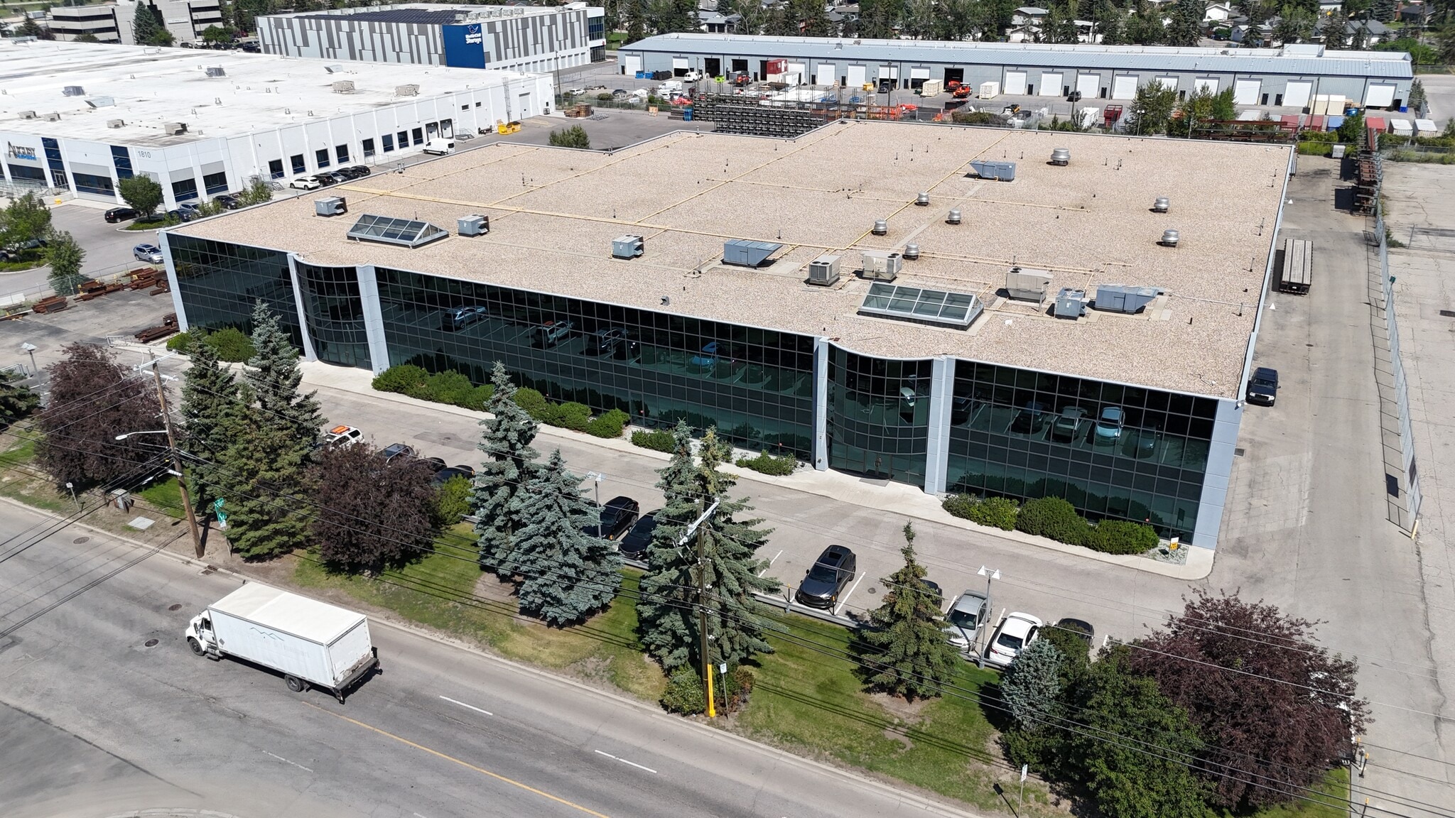 1880 Centre Ave NE, Calgary, AB à louer Photo principale– Image 1 sur 7