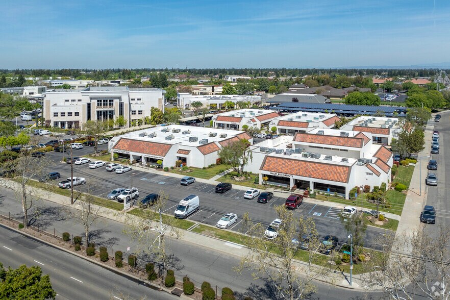 1680 E Herndon Ave, Fresno, CA à louer - Aérien – Image 2 sur 2