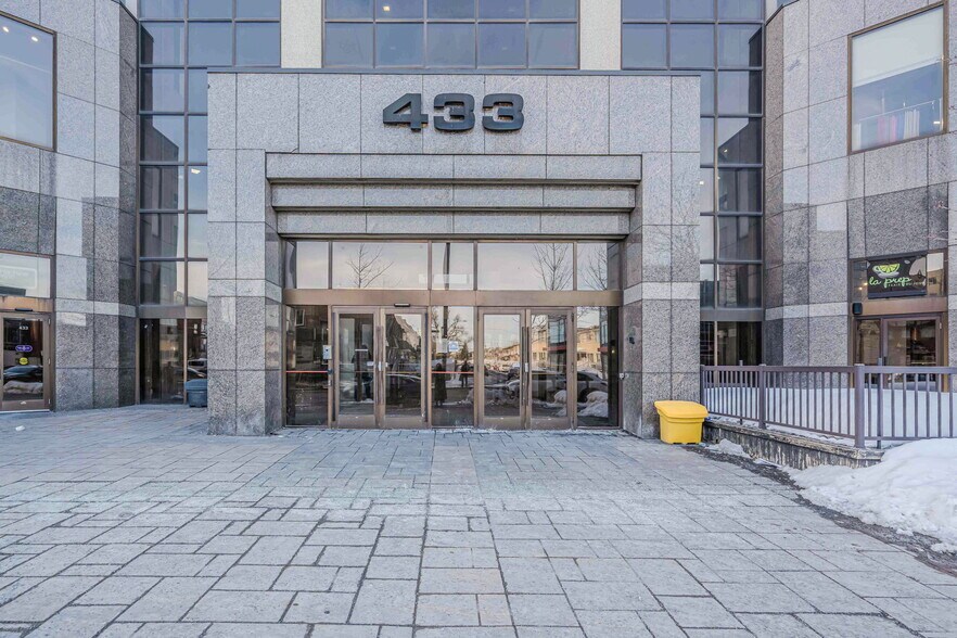 433 Rue Chabanel O, Montréal, QC à louer - Photo de l’immeuble – Image 3 sur 5