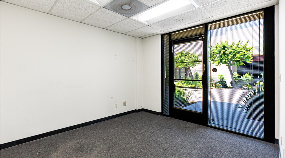 9424 Eton Ave, Chatsworth, CA à louer - Photo de l’immeuble – Image 3 sur 11