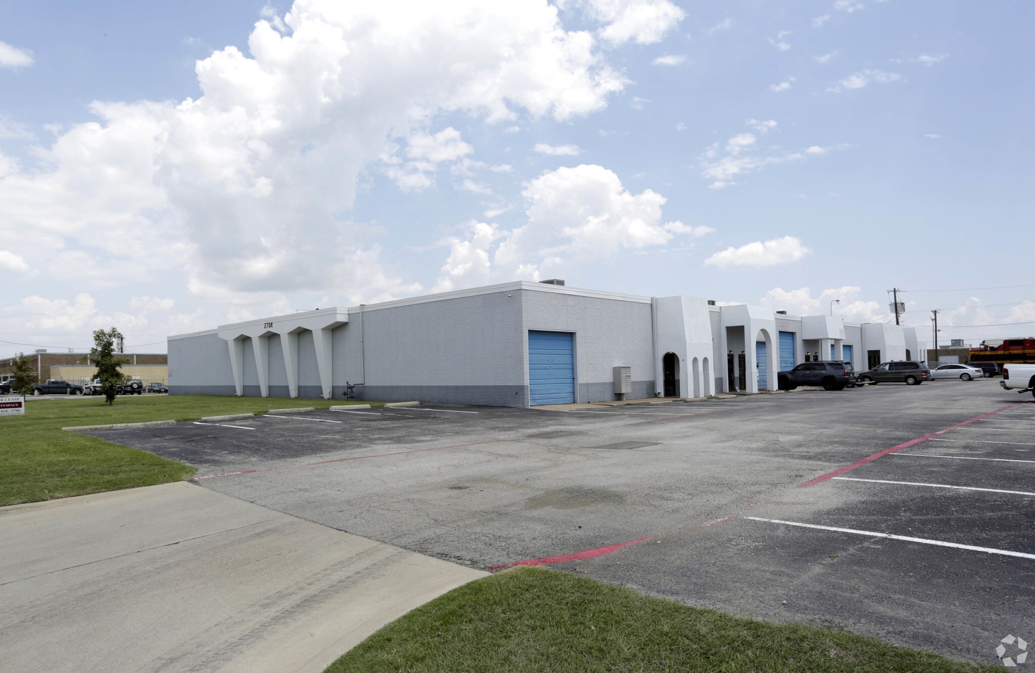 2702 Industrial Ln, Garland, TX à louer Photo principale– Image 1 sur 4