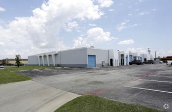 2702 Industrial Ln, Garland, TX à louer Photo principale– Image 1 sur 4