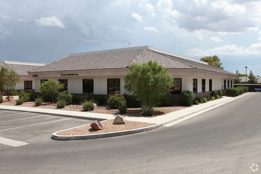 3085 E Russell Rd, Las Vegas, NV à louer - Photo de l’immeuble – Image 2 sur 5