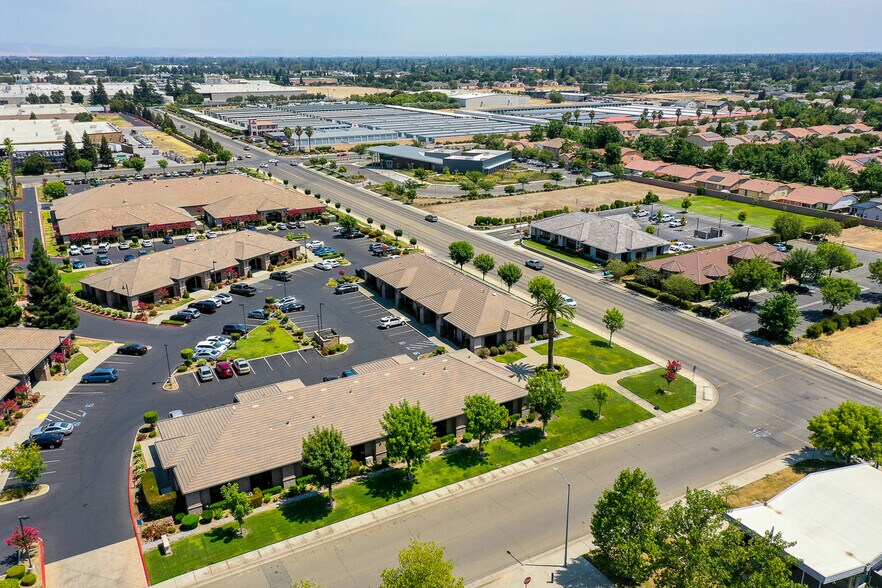 950 Tharp Rd, Yuba City, CA à louer - Photo de l’immeuble – Image 2 sur 7