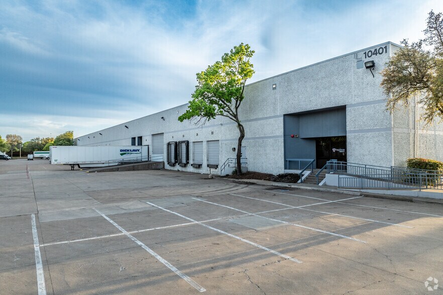 10401 Miller Rd, Dallas, TX à louer - Photo de l’immeuble – Image 2 sur 6
