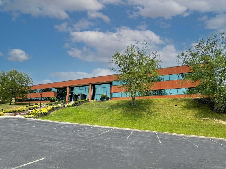 651 E Park Dr, Harrisburg, PA à louer - Photo de l’immeuble – Image 1 sur 8