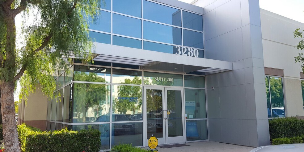 3280 E Guasti Rd, Ontario, CA à louer - Photo de l’immeuble – Image 1 sur 4