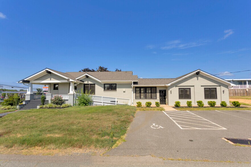 1000 Oakwood St, Fredericksburg, VA à louer - Photo de l’immeuble – Image 1 sur 9