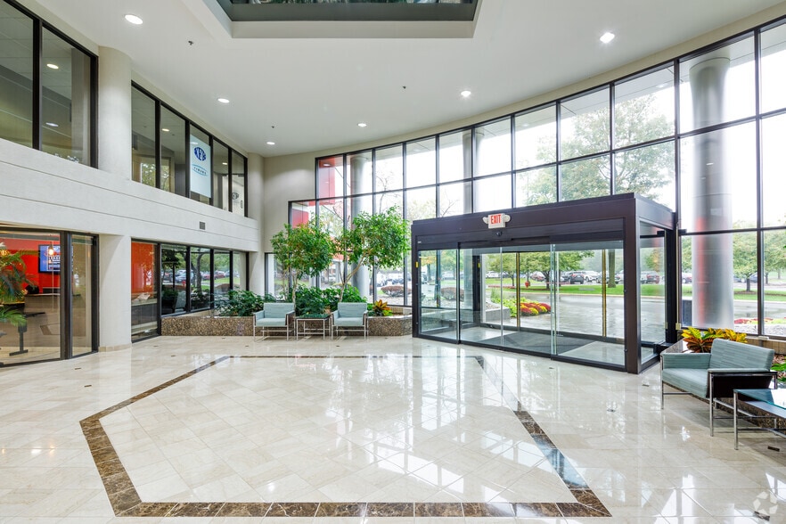 39500 Orchard Hill Pl, Novi, MI à louer - Hall d’entrée – Image 3 sur 8