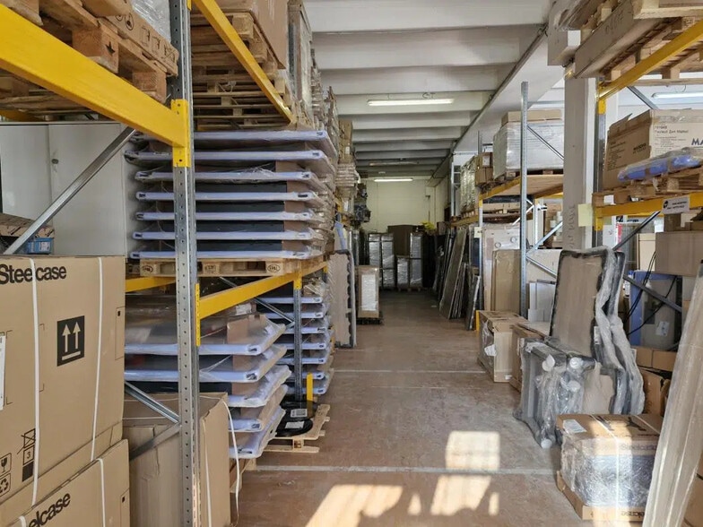 Industriel/Logistique dans Vallauris à louer - Photo de l’immeuble – Image 3 sur 6