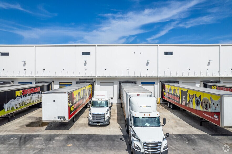 3501 Burris Rd, Davie, FL à louer - Photo de l’immeuble – Image 2 sur 13