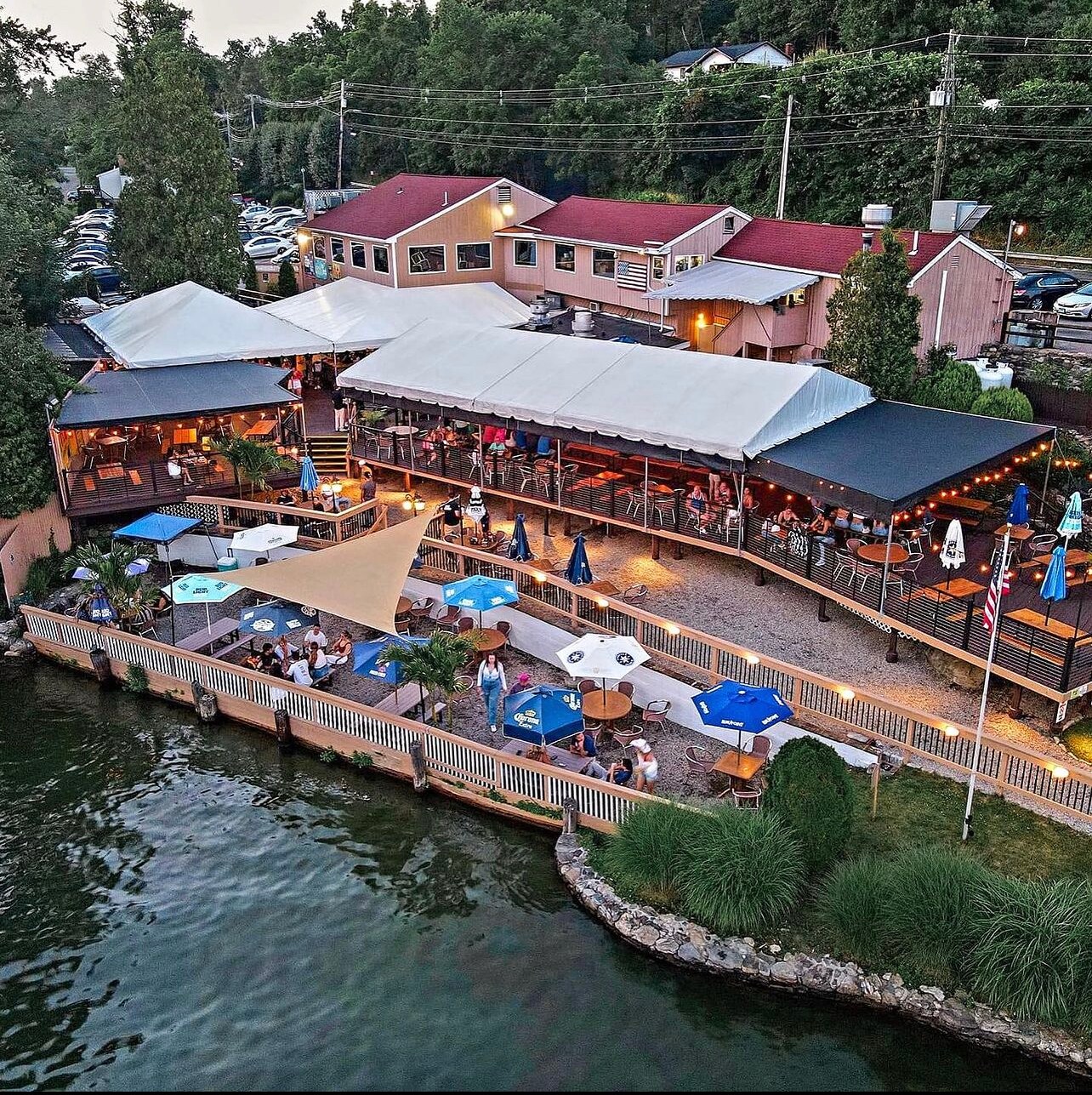 Lakefront retail/residential opportunity portefeuille de 5 biens à vendre sur LoopNet.fr Photo principale– Image 1 sur 75