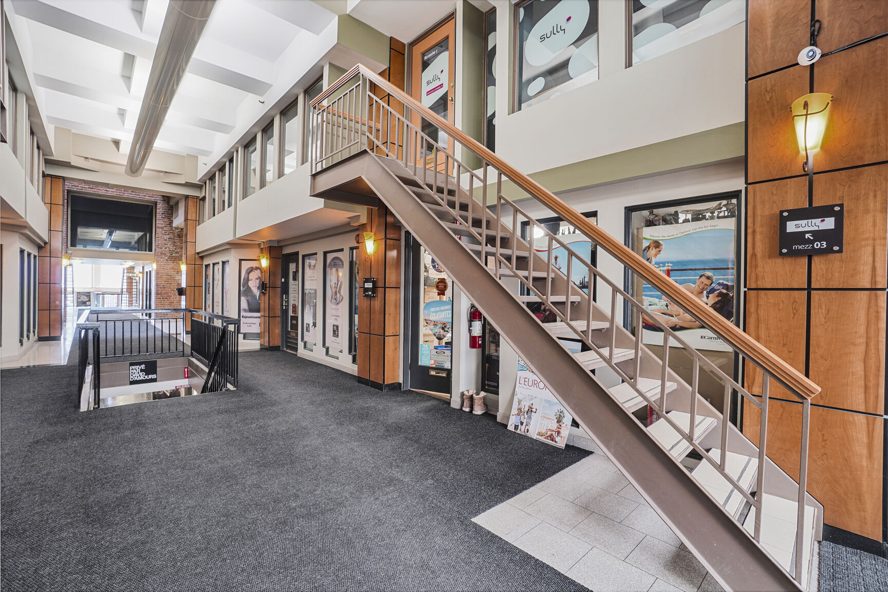 358-362 Rue Notre-Dame O, Montréal, QC à louer Hall d’entrée– Image 1 sur 2