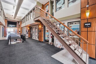 358-362 Rue Notre-Dame O, Montréal, QC à louer Hall d’entrée– Image 1 sur 2