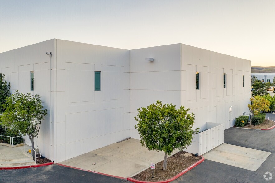 45 Tesla, Irvine, CA à louer - Photo de l’immeuble – Image 2 sur 16