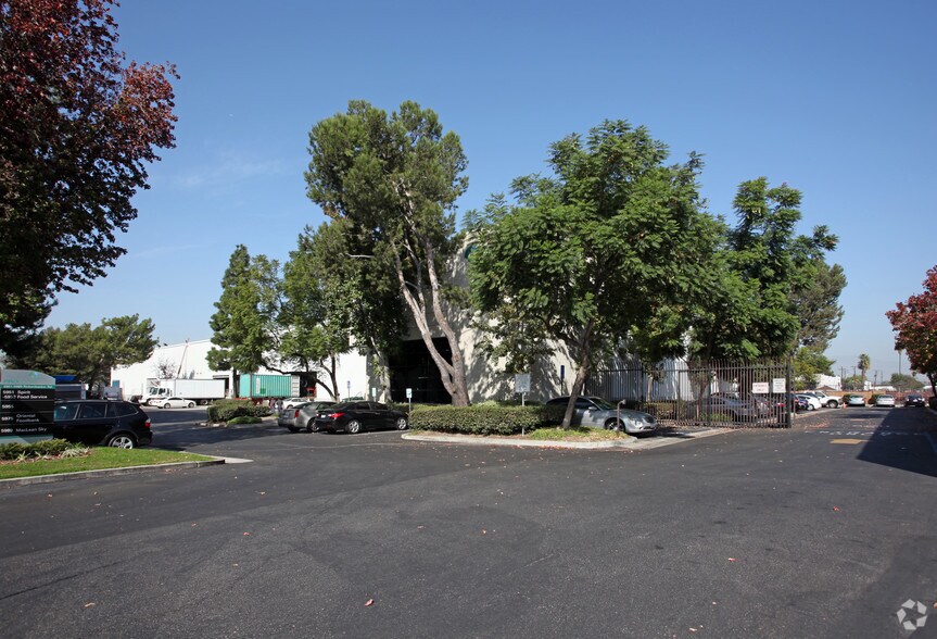 5951-5989 Rickenbacker Rd, Commerce, CA à louer - Photo de l’immeuble – Image 3 sur 8