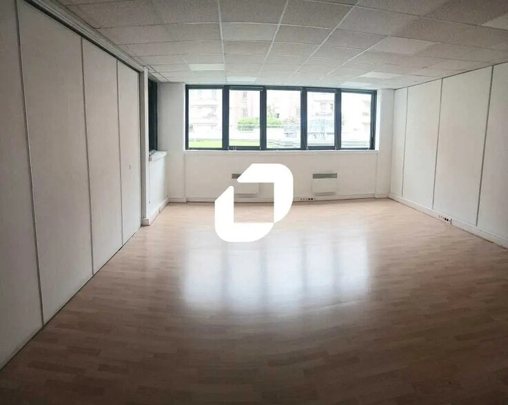 Bureau dans Le Kremlin-Bicêtre à louer - Photo de l’immeuble – Image 2 sur 7