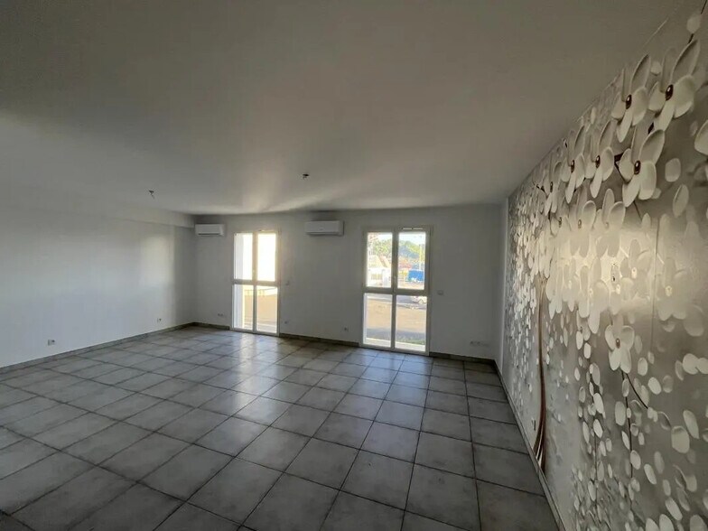 Bureau dans Solliès-Pont à louer - Photo de l’immeuble – Image 2 sur 4