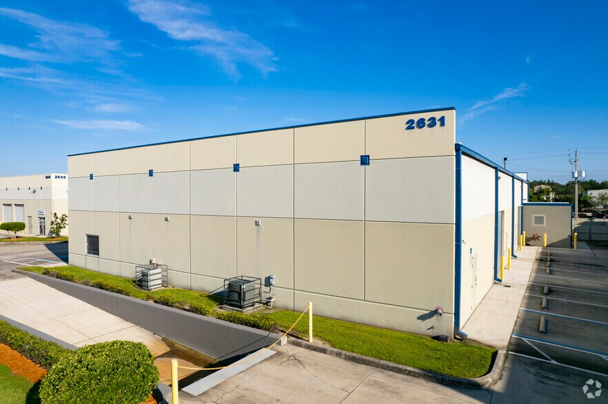 2601-2609 Causeway Center Dr, Tampa, FL à louer - Photo principale – Image 2 sur 16