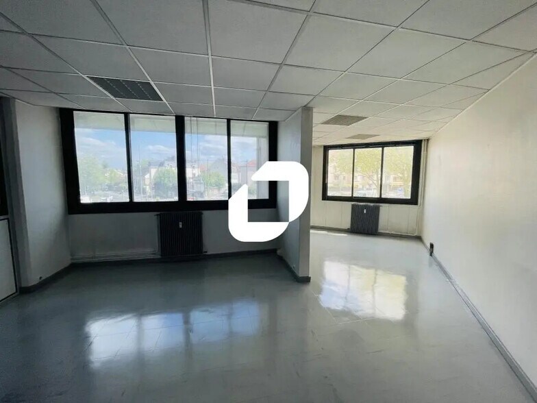 Bureau dans Melun à vendre - Photo de l’immeuble – Image 2 sur 3