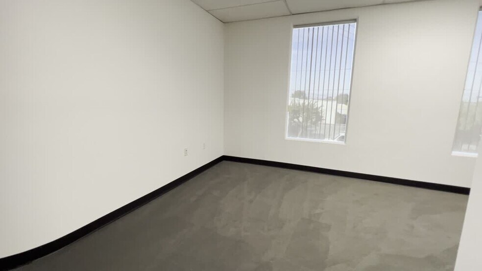 2675 Junipero Ave, Signal Hill, CA à louer - Vidéo sur l’annonce professionnelle – Image 2 sur 15