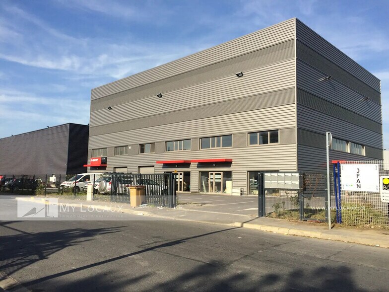 Local d’activités dans Villeneuve-la-Garenne à louer - Photo de l’immeuble – Image 1 sur 6