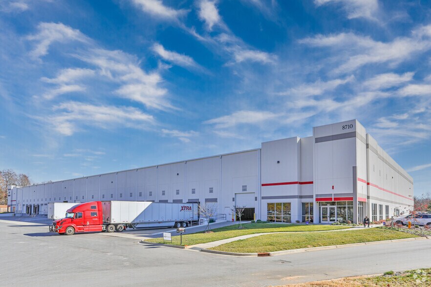 8710 Airpark West Dr, Charlotte, NC à louer - Photo principale – Image 1 sur 4