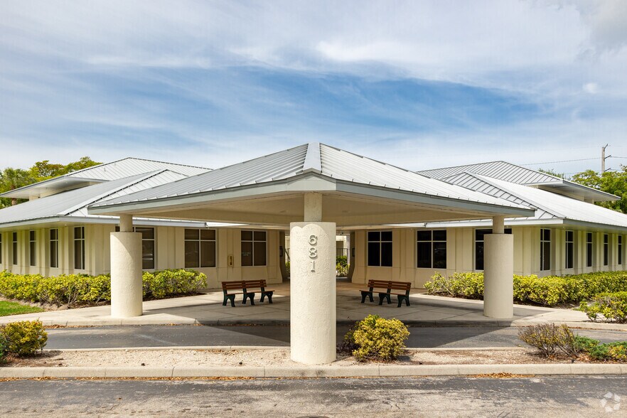 681 Goodlette Rd N, Naples, FL à louer - Photo de l’immeuble – Image 3 sur 15