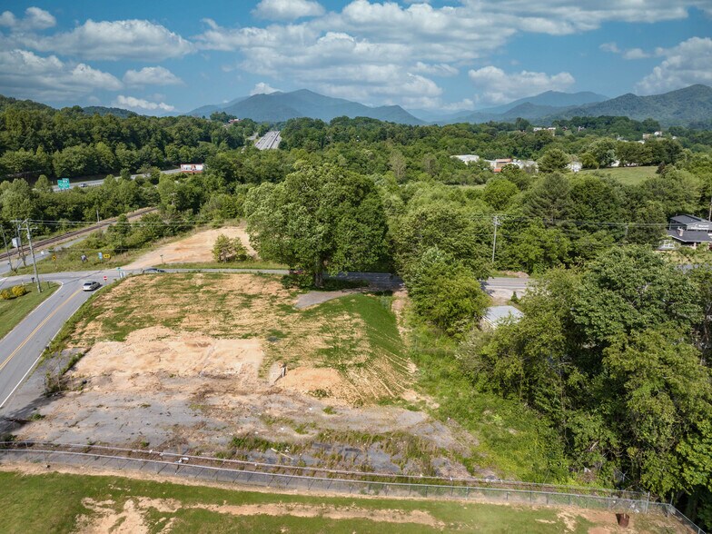 35 Lee Rd, Clyde, NC à vendre - Photo principale – Image 1 sur 15