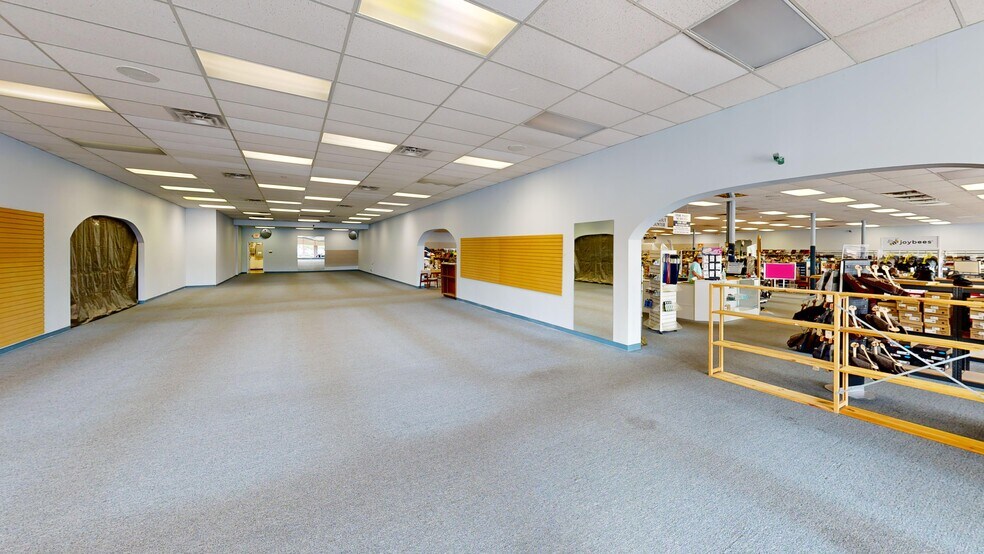 3905-3931 E State Blvd, Fort Wayne, IN à louer - Photo de l’immeuble – Image 2 sur 3