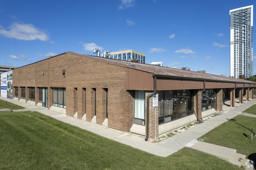 288 Consumers Rd, Toronto, ON à vendre - Photo principale – Image 1 sur 6