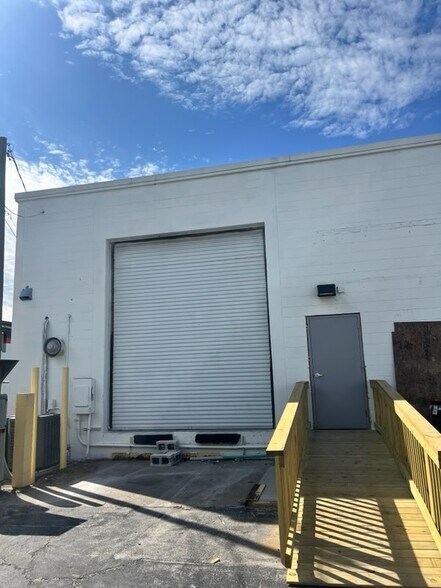 1785 South Patrick Dr, Satellite Beach, FL à louer - Photo de l’immeuble – Image 3 sur 6